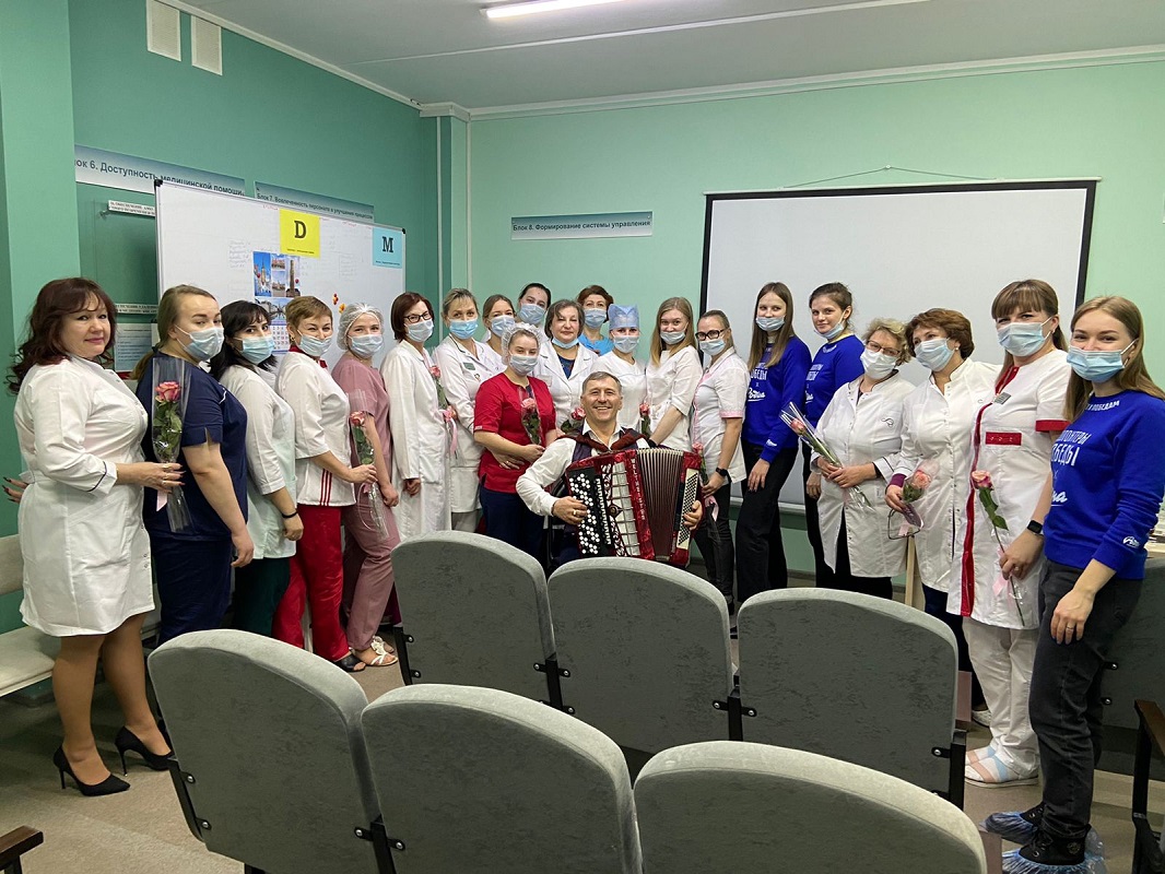 «Волонтеры Победы» поздравили врачей Нижнего Новгорода с наступающим Международным женским днем