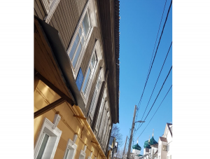 Крышу дома очистили от наледи в Плотничном переулке в Нижнем Новгороде