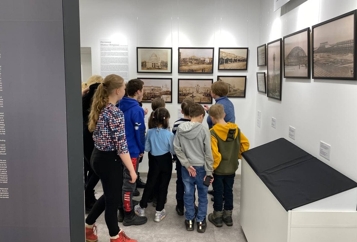 Более 40 детей-сирот стали первыми посетителями открывшегося в Нижнем Новгороде после реставрации Русского музея фотографии