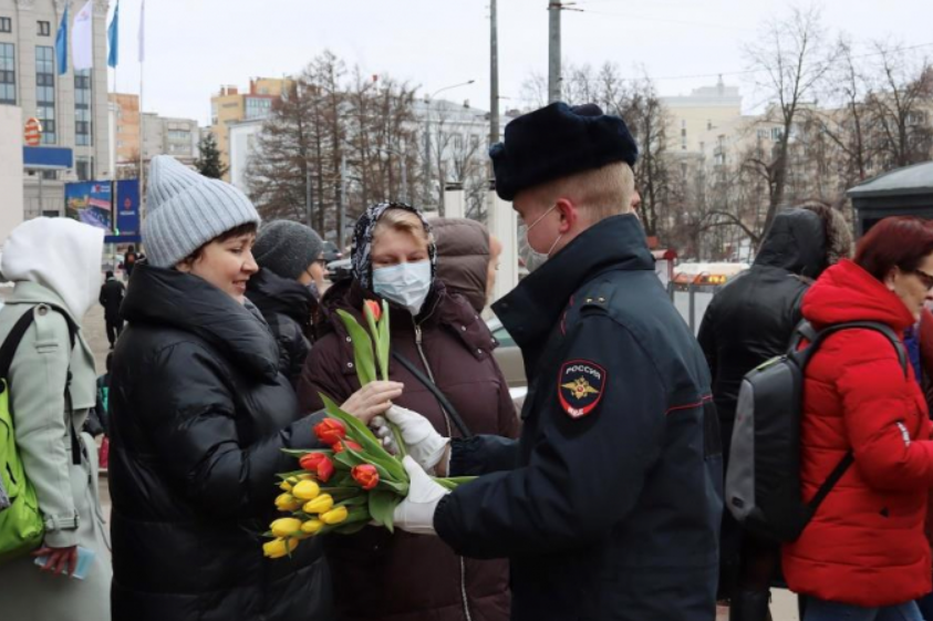 Полицейский оркестр поздравил жительниц Нижнего Новгорода с наступающим 8 Марта