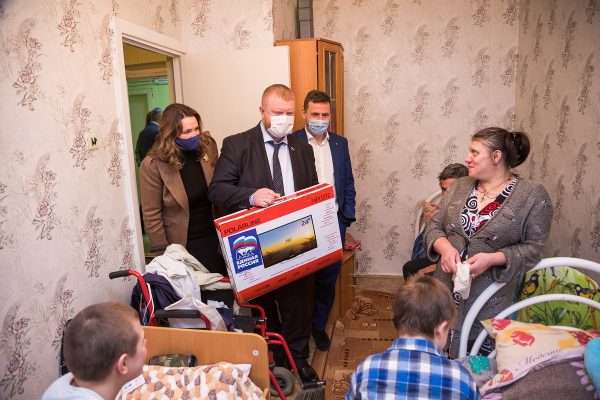 Депутаты оказывают всестороннюю поддержку жителям Донбасса, эвакуированным в Нижегородскую область