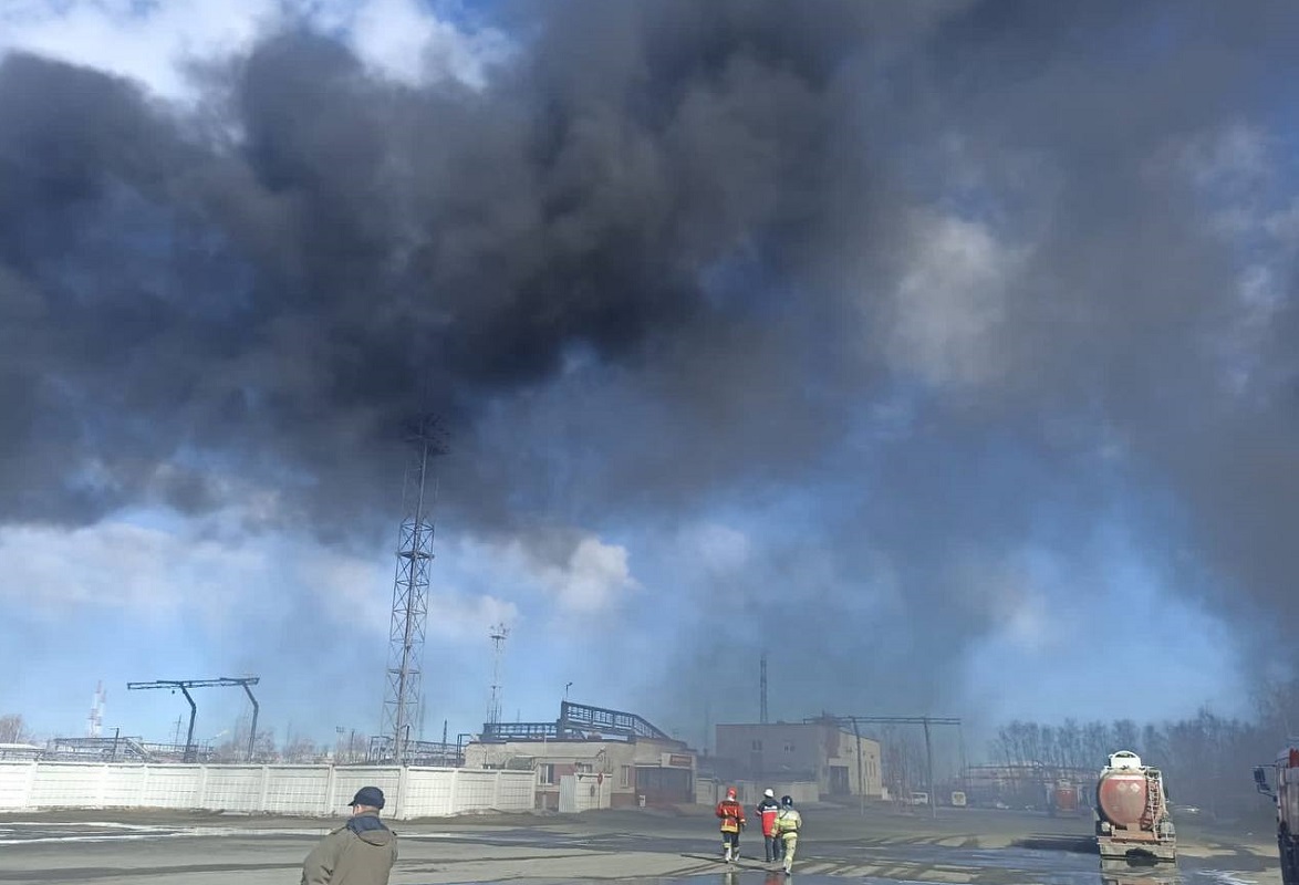 Прокуратура начала проверку из-за пожара на нефтебазе в Кстове