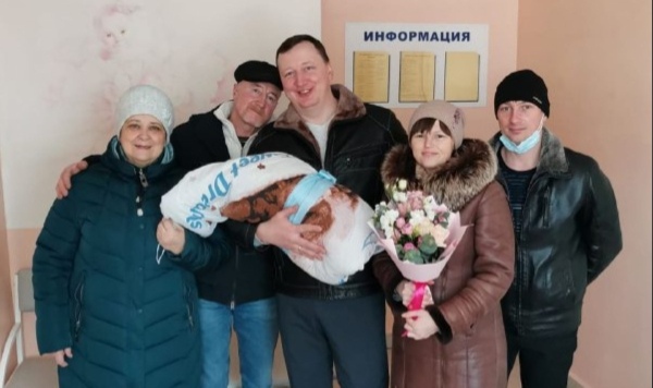 Нижегородский пожарный оригинально поздравил жену с рождением пятого ребенка