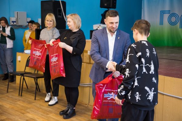 «Единая Россия» в Нижегородской области обеспечила школьной формой всех детей из Донбасса