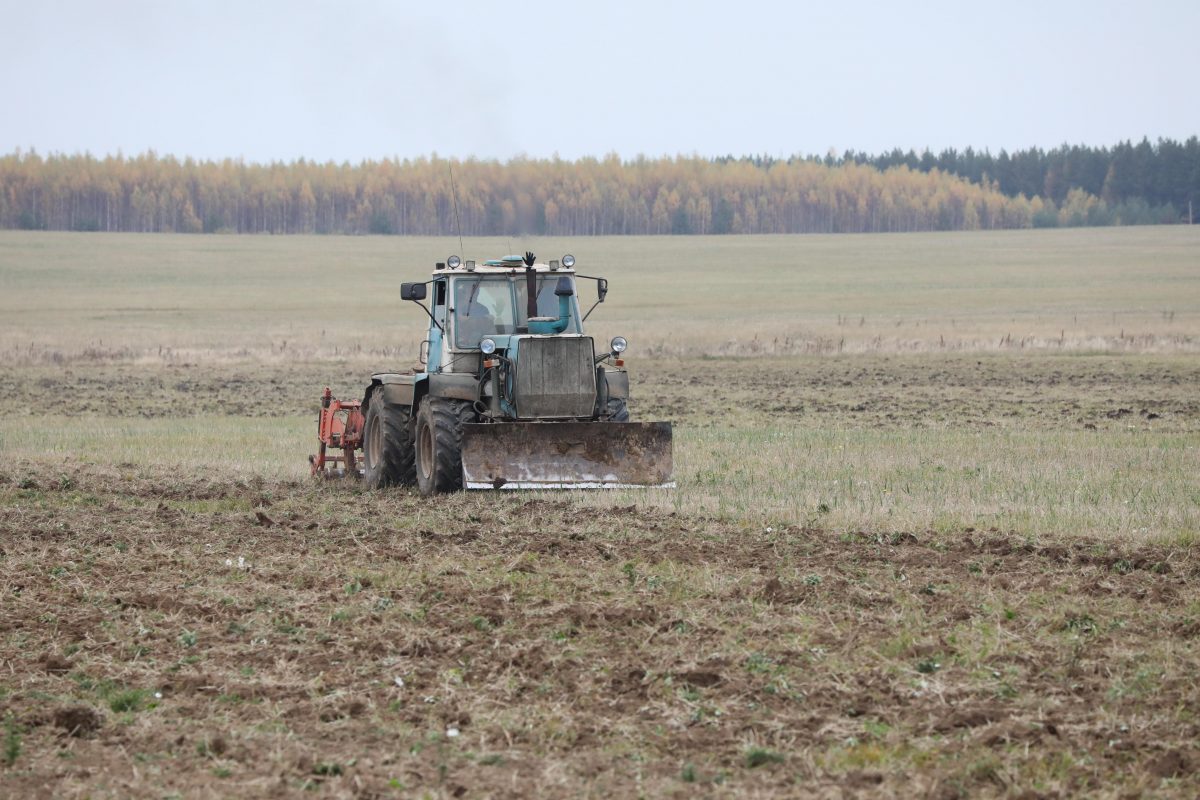 Тракторист умер во время работы в поле в Пильнинском районе
