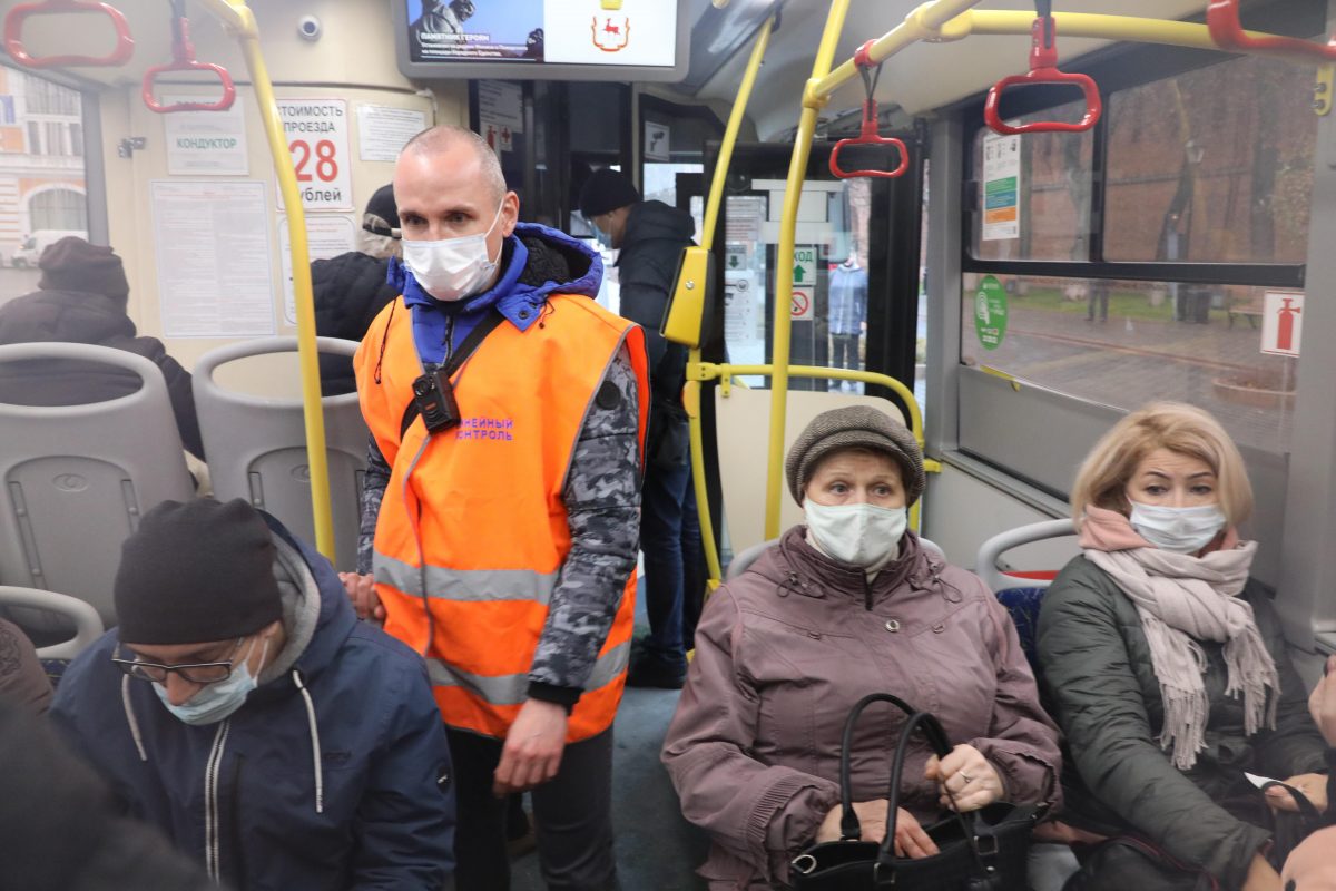 Нижегородские старшие контролеры общественного транспорта работают с видеорегистраторами