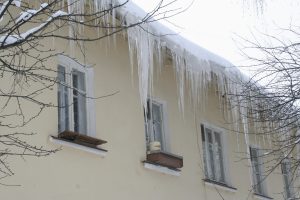 Посмотрите наверх! Как не пострадать от сосулек и наледи, падающих с&nbsp;крыш