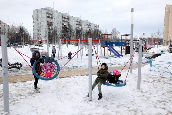 Благоустроенный сквер в Московском районе разгромили вандалы