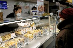 «Карусель», «Перекресток» и «Пятерочка» ограничат наценки до 5% на социально значимые товары