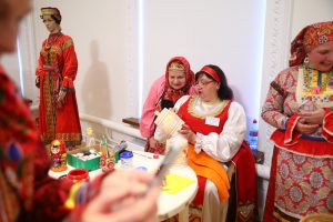Выставка «Неистово-малиновое чудо» открылась в Художественном музее