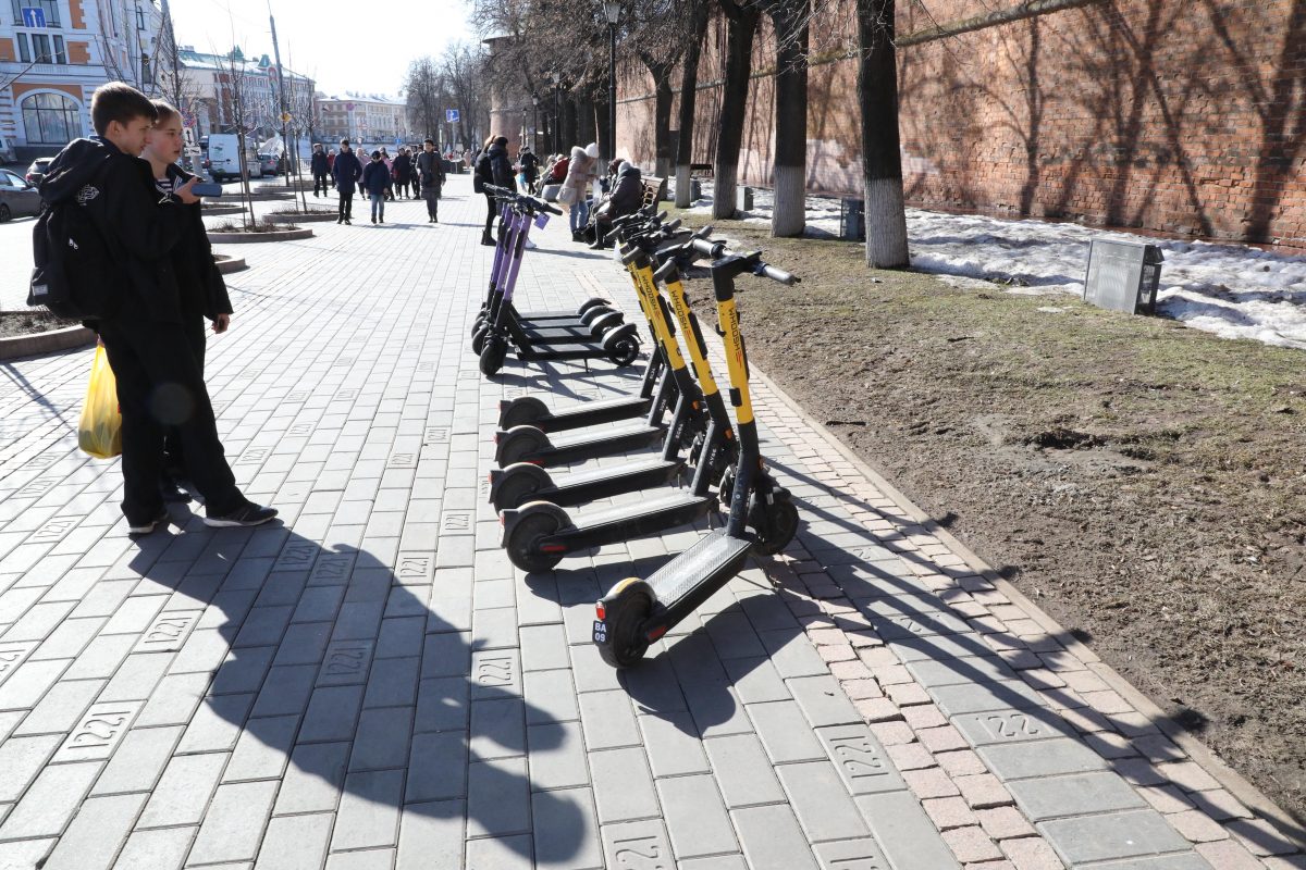 Сезон электросамокатов стартовал в Нижнем Новгороде: сколько стоит и где их найти
