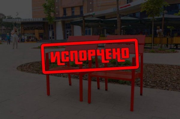 19 красных стульев испортили вандалы на Большой Покровской в Нижнем Новгороде