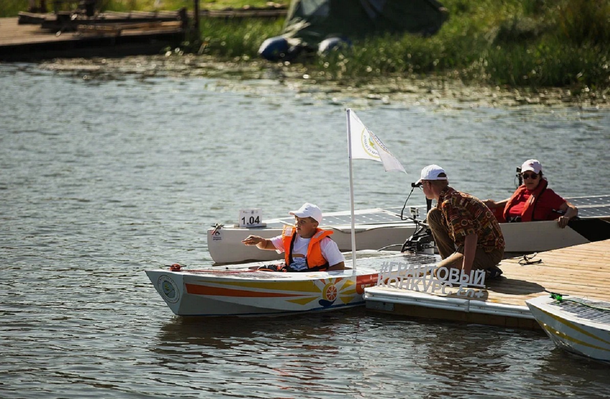 На Волжском этапе «Солнечной регаты» юные экологи покахали возможности малых судов для очистки акватории Волги
