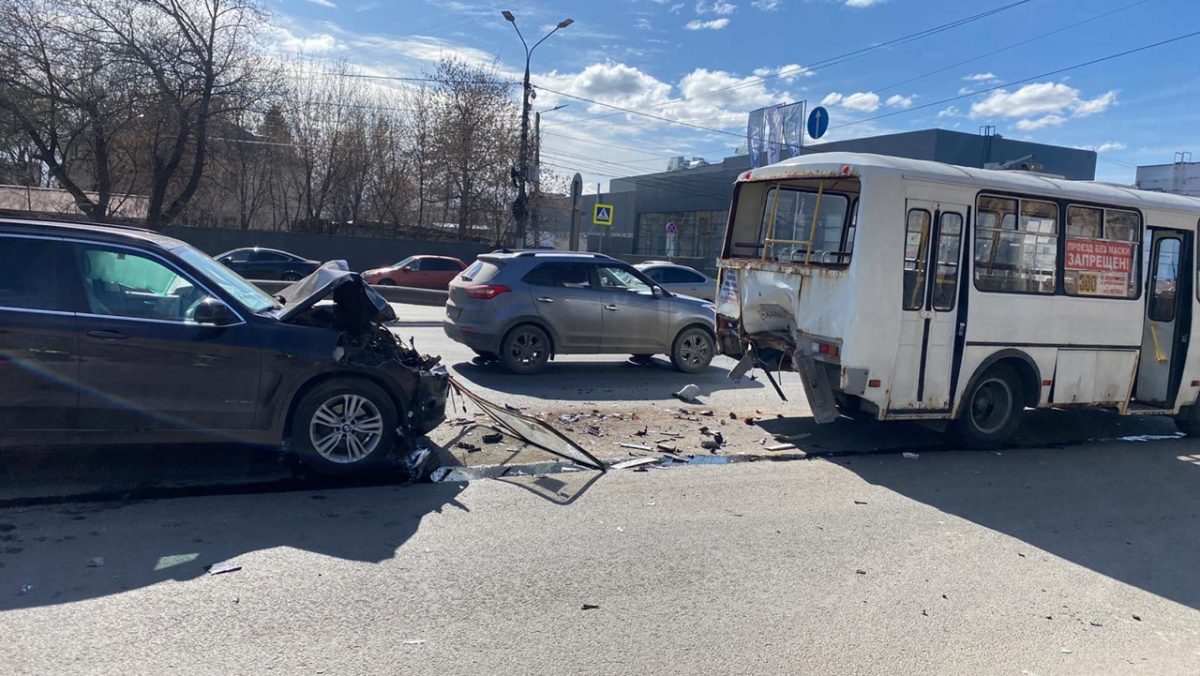 8 человек пострадали в ДТП с автобусом на улице Новикова-Прибоя