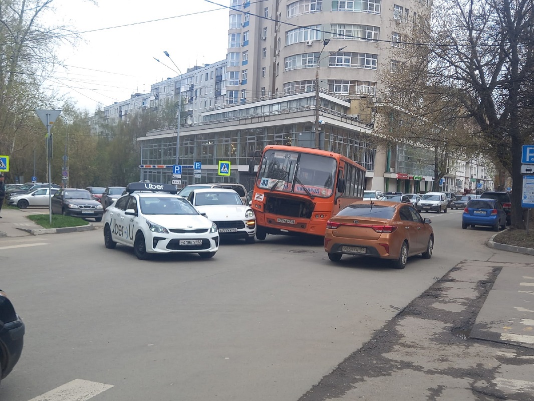 Иномарка столкнулась с маршруткой Т‑83 на улице Максима Горького