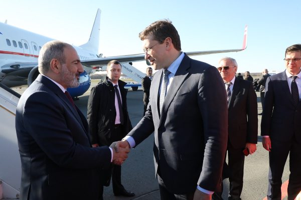 Глеб Никитин приветствовал Никола Пашиняна в аэропорту «Нижний Новгород»