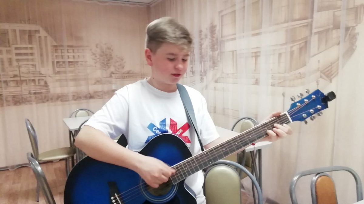 Семиклассник Саша Ивашов из Самарской области специально выучил на гитаре пионерские песни времен маминой юности