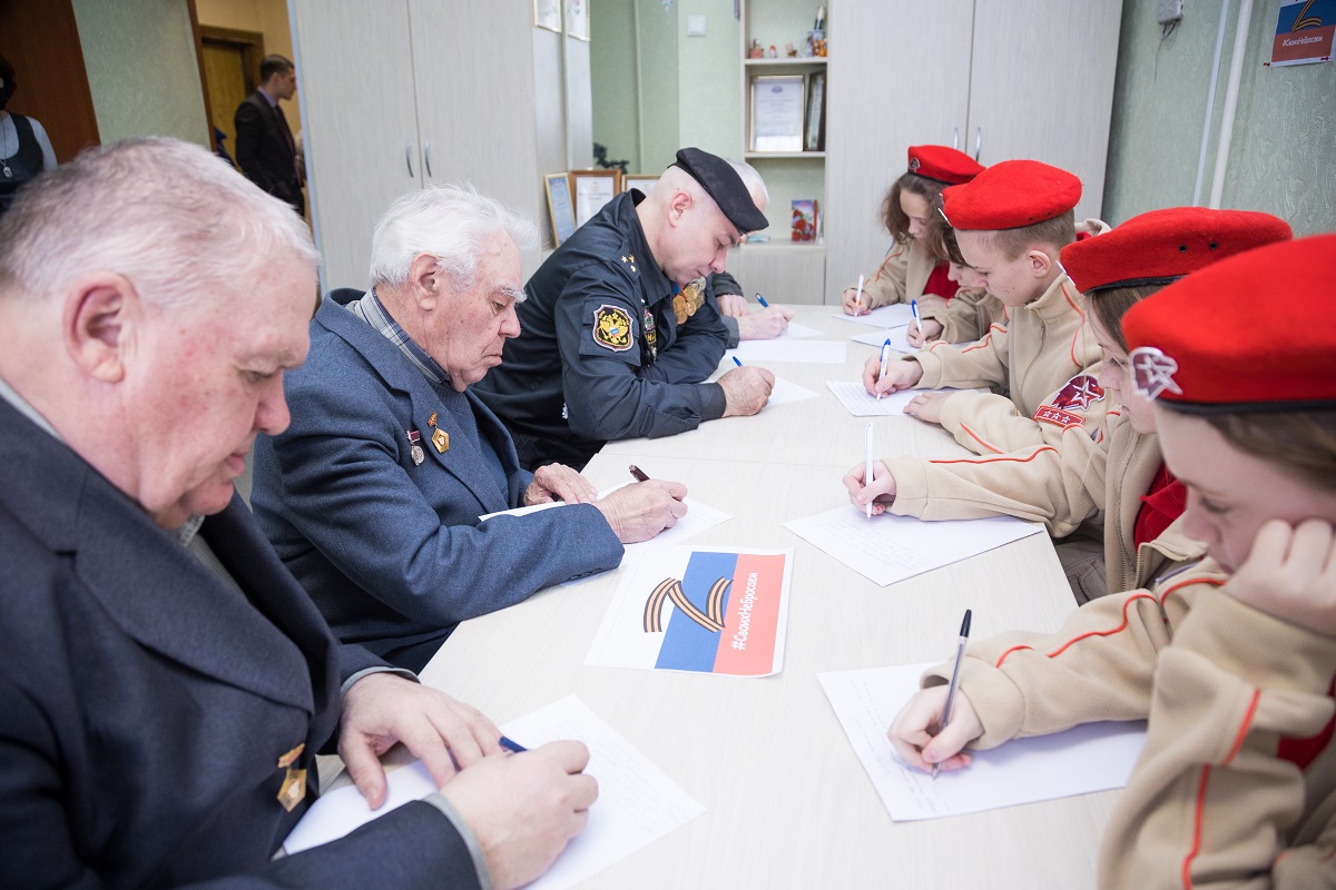 Нижегородские ветераны и юнармейцы продолжают отправлять письма поддержки российским военнослужащим
