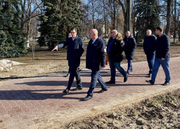 Дополнительное озеленение провели в благоустроенном сквере Славы
