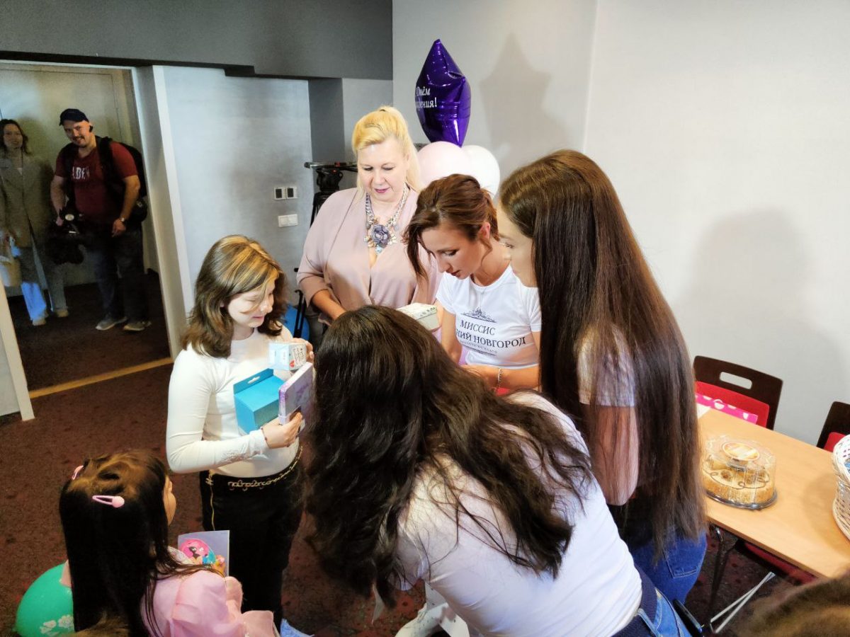 Нижегородские волонтеры организовали праздник в День рождения девочки из Донбасса