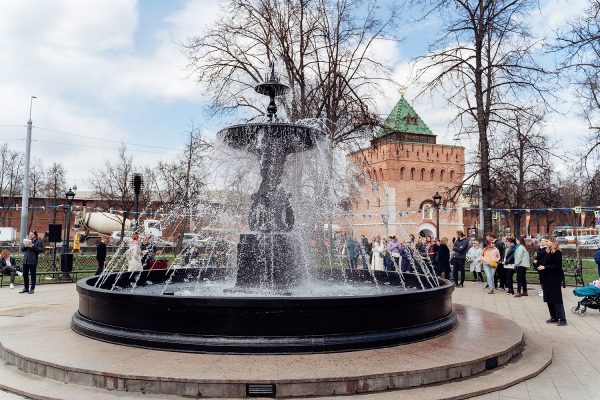 На площади Минина и Пожарского начал работать фонтан