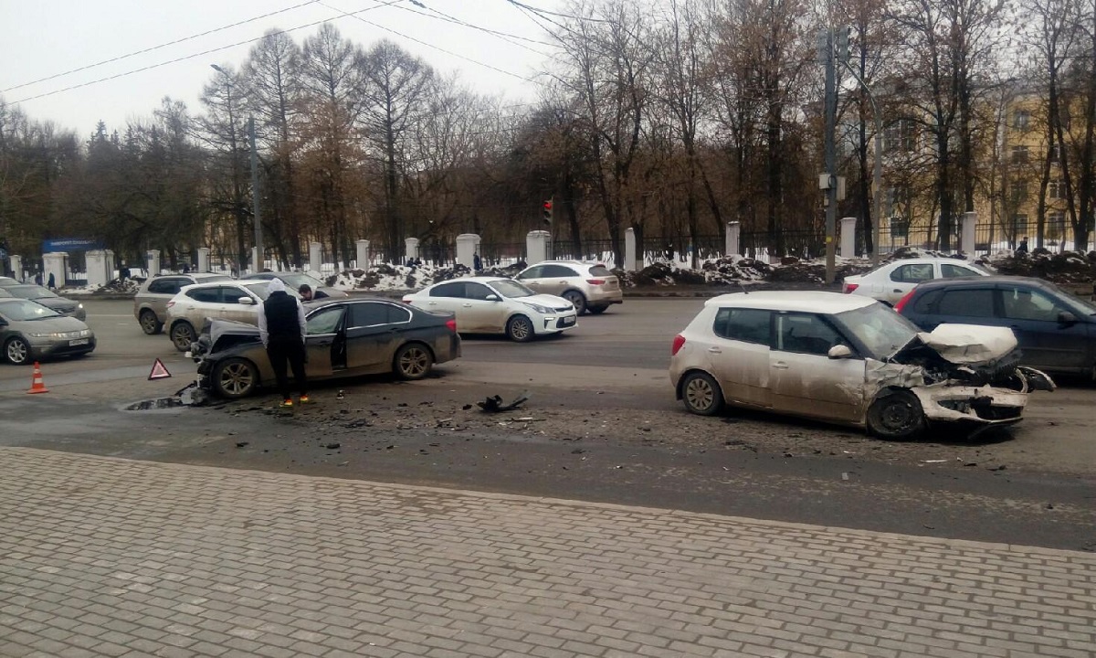 Две Лады столкнулись на проспекте Гагарина в Нижнем Новгороде