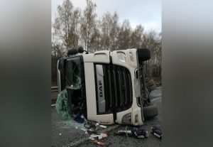 Фура перевернулась на трассе в Нижегородской области