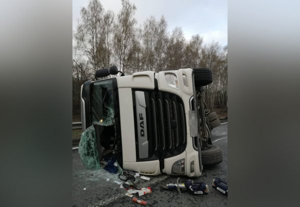 Фура перевернулась на трассе в Нижегородской области