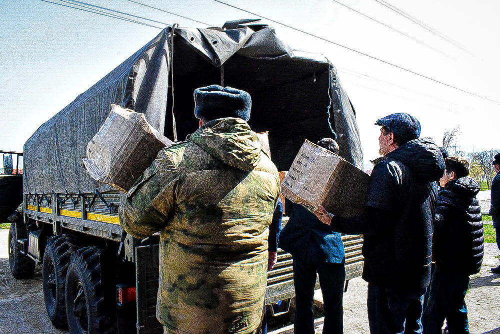 Дзержинские военные доставили продукты жителям Дементеевки
