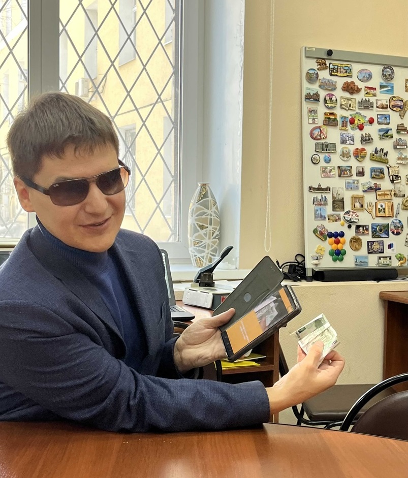 Вячеслав Царегородцев показывает, как смартфон помогает в решении бытовых задач