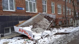 Обрушенный козырек в Советском районе восстановят до 15 апреля