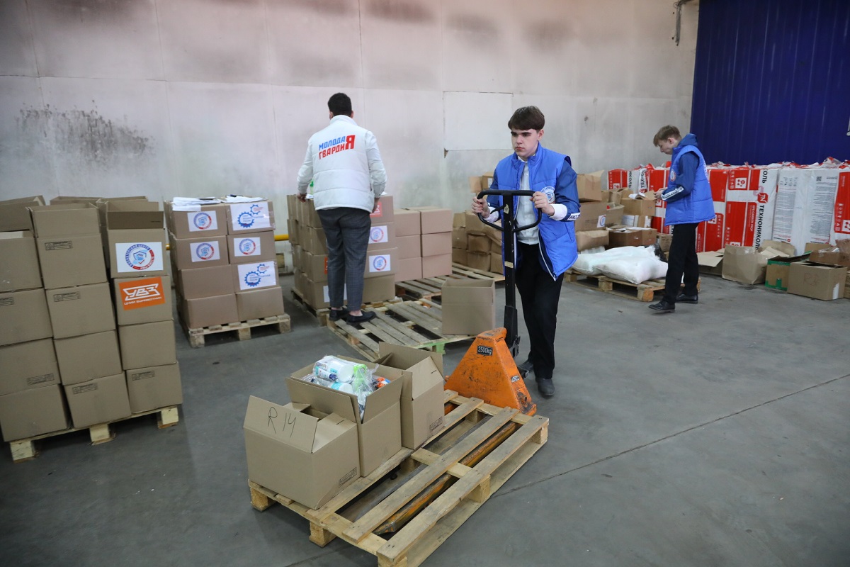 Здесь распределяется гуманитарная помощь для Донбасса и пунктов временного размещения