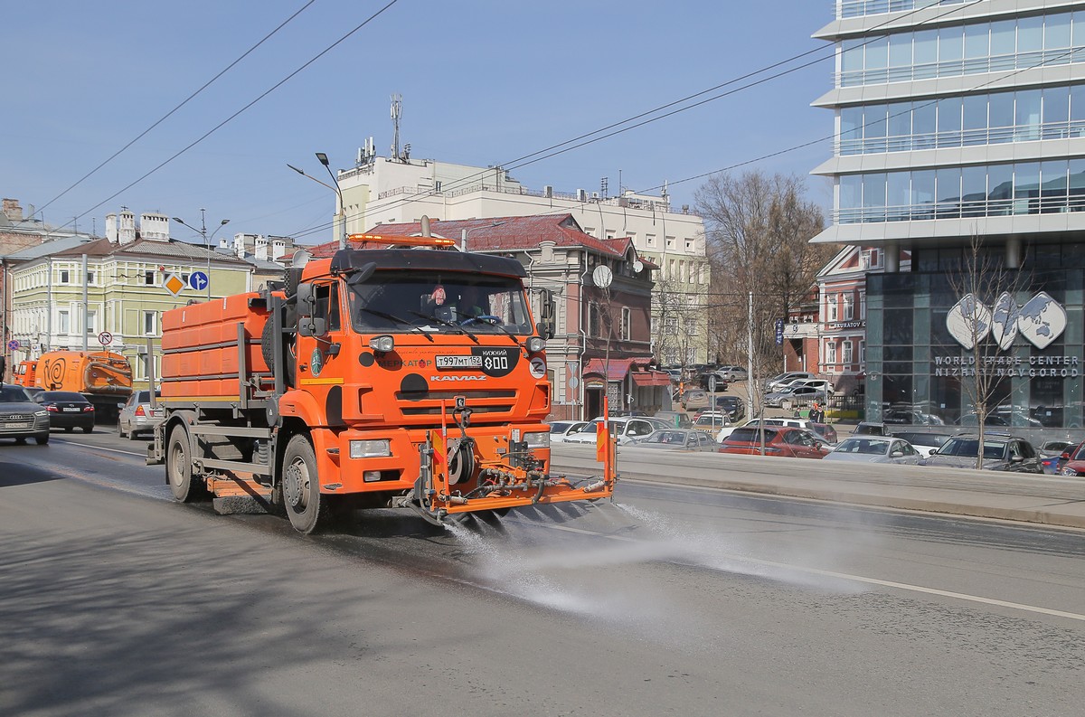 Дорожники впервые в этом году задействовали в уборке города новую каналопромывочную машину
