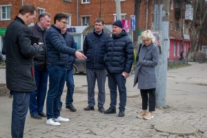 Опоры освещения защитят от расклейщиков объявлений с помощью специальной сетки-рабицы