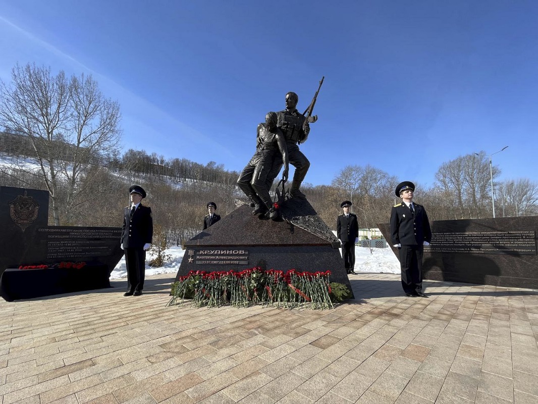 Памятник в честь погибших сотрудников ФСБ установили в Парке Победы