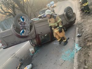 Пикап наехал на бордюр и перевернулся в Советском районе