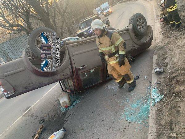 Пикап наехал на бордюр и перевернулся в Советском районе