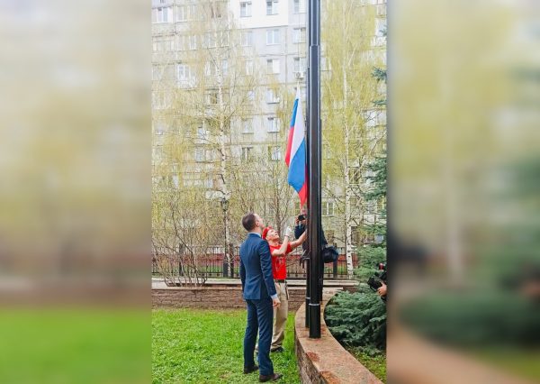 В школах Нижнего Новгорода начали поднимать флаг и петь гимн России перед уроками