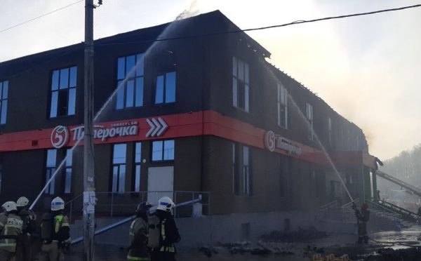 Прокуратура начала проверку после возгорания кровли здания с «Пятерочкой» в Нижнем Новгороде