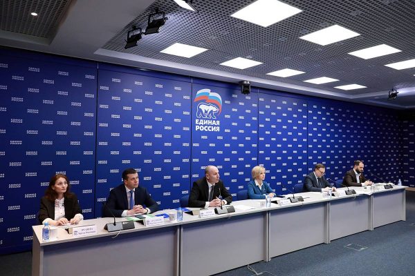 «Единая Россия» провела прямую линию с регионами по приемной кампании-2022