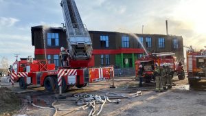 Кровля загорелась в здании с «Пятерочкой» в Нижнем Новгороде