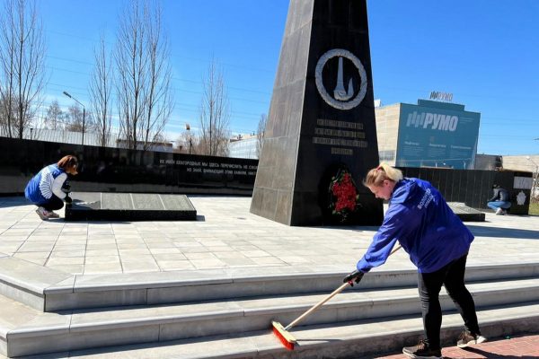Волонтеры привели в порядок памятник погибшим в годы Великой Отечественной войны дизелестроителям