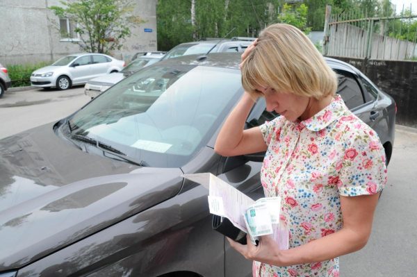 Компании Артёма Смирнова берут с покупателей автомобилей деньги за услуги, которые не оказывают