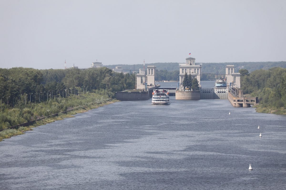 Судоходство возобновили после столкновения барж с воротами шлюза Городецкого гидроузла