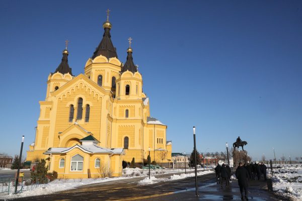 Неизвестные выкинули иконы на помойку в Арзамасе