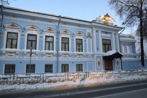 «Королевская игрушка», стеклянные оранжереи и рояль Горького