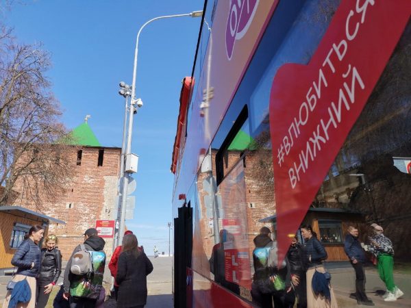 Туристы отправились на экскурсию по Нижнему Новгороду на двухэтажных автобусах