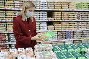 Опубликованы фото, как проверяют продукты в магазинах перед Пасхой