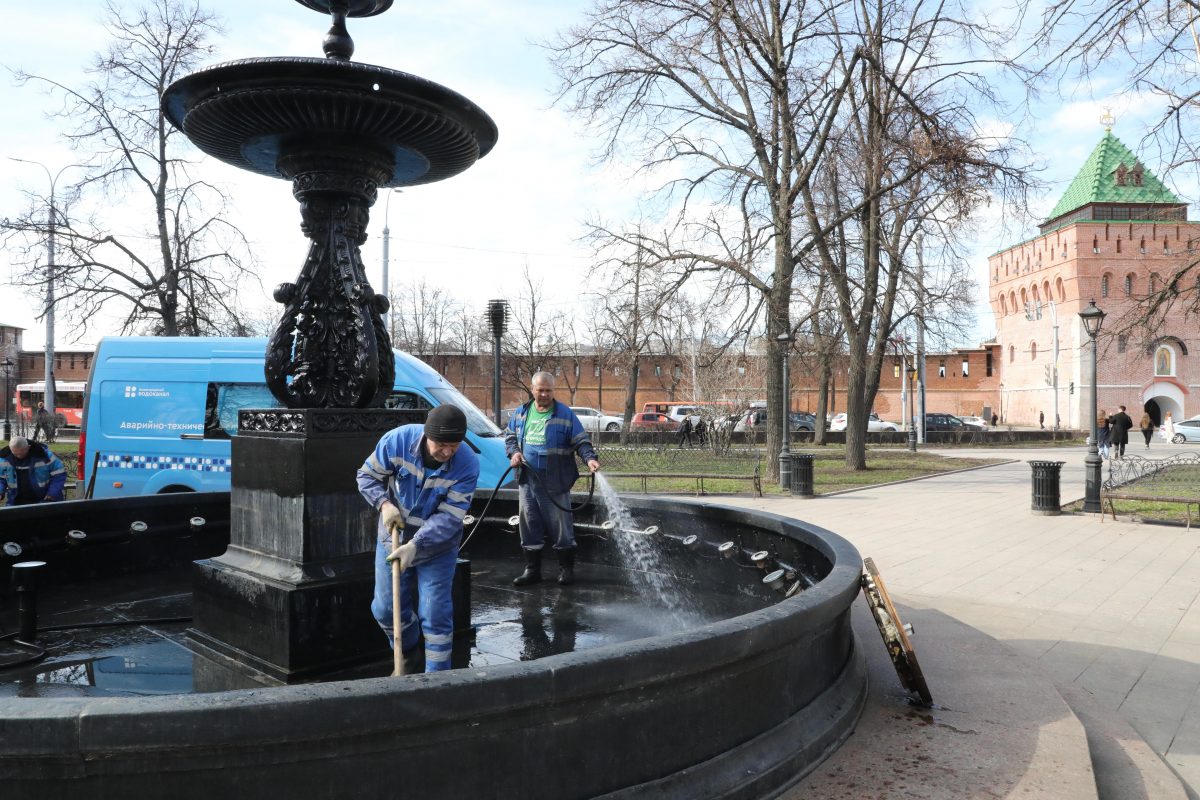 Рабочие начали подготовку фонтана на площади Минина к запуску