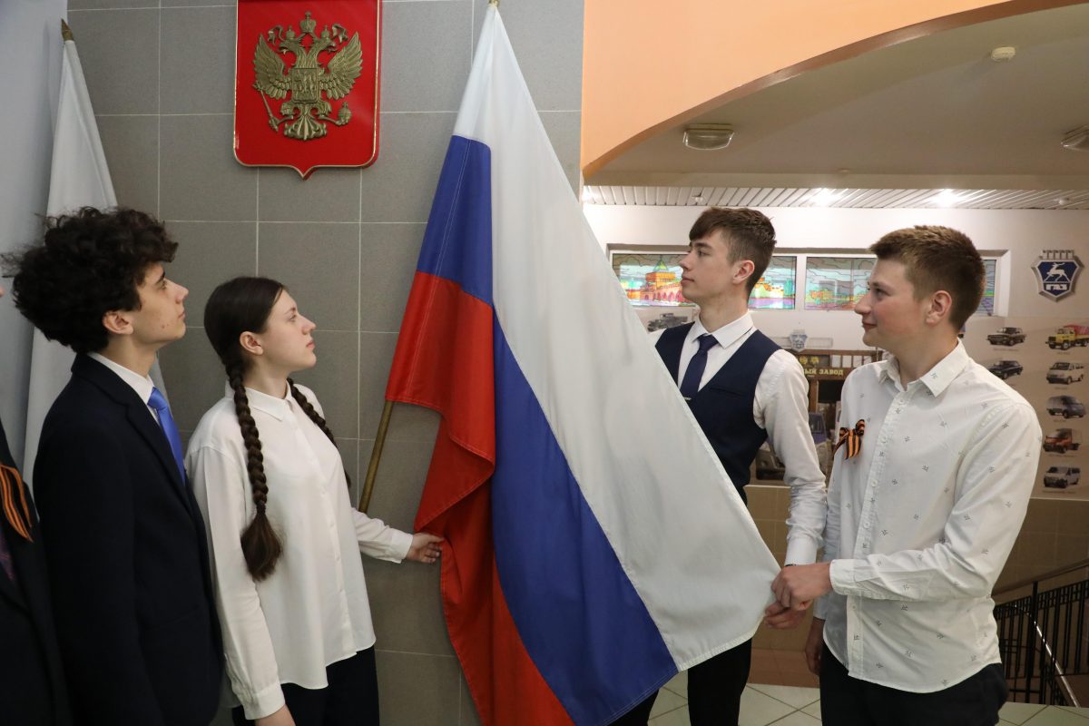 В нижегородских школах начали поднимать флаг и исполнять гимн: первая церемония в лицее №165